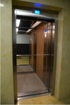 lift u zgradi
